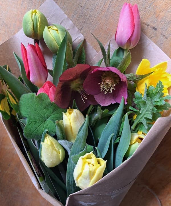 Mothers Day Combo Petite Bouquet + Single Cupcake - Image 4